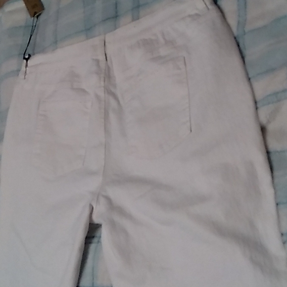 🌷🪻🌺 White DG2 Jeans with distress in knee area.   NWT. 18W - Picture 15 of 17